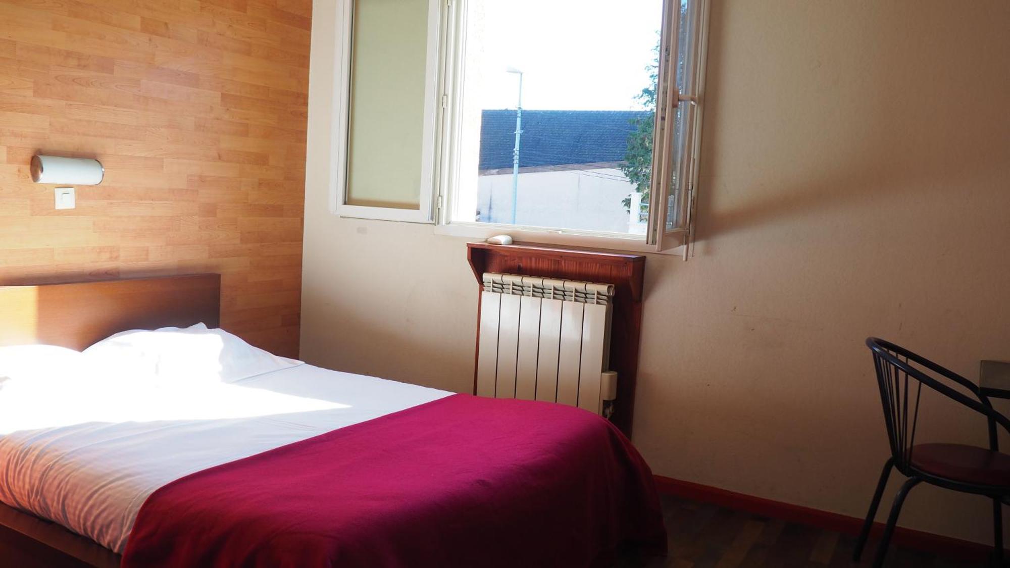 Hotel Le Logis De La Garenne à Morestel Extérieur photo